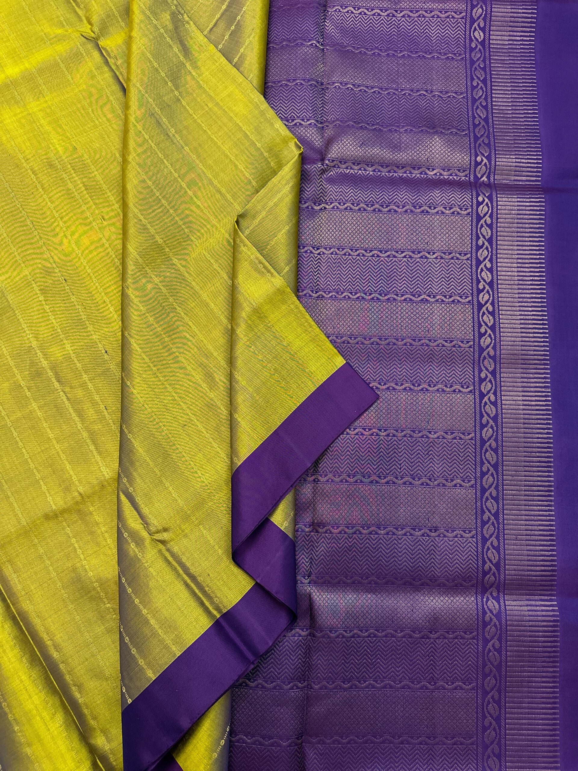 Elegant Raindrop Design Handloom Soft Silk Saree