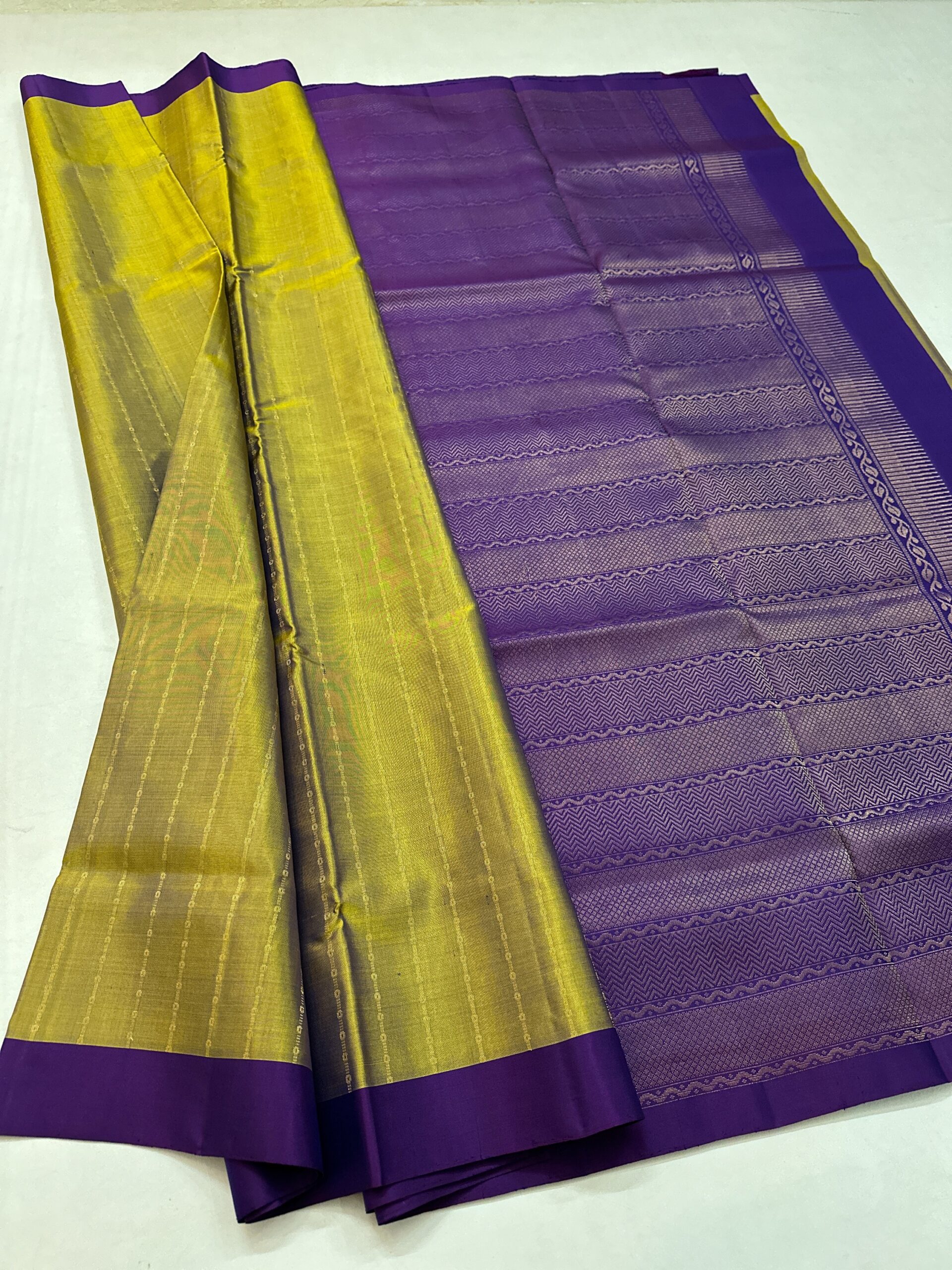 Elegant Raindrop Design Handloom Soft Silk Saree - Image 2