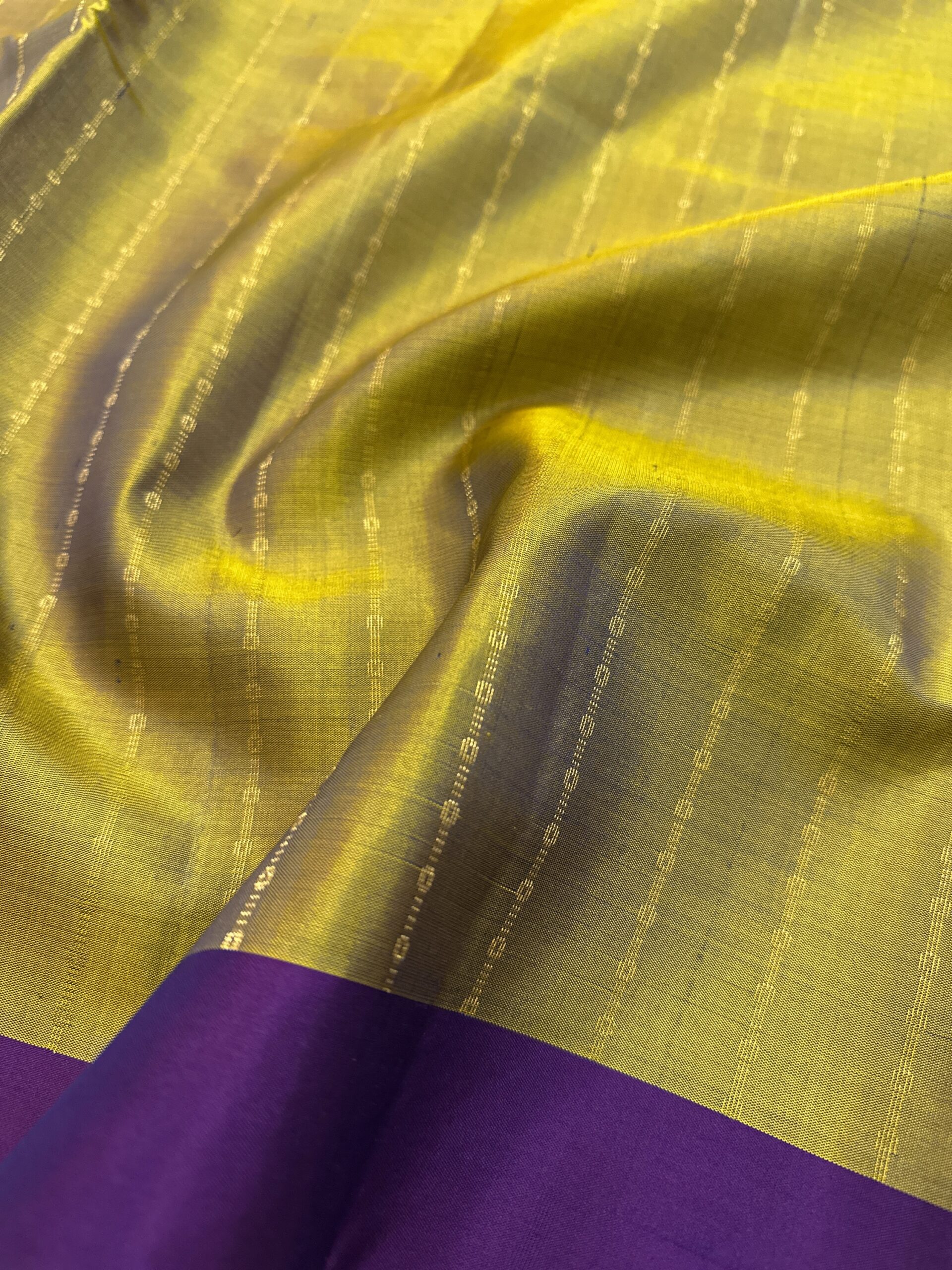 Elegant Raindrop Design Handloom Soft Silk Saree - Image 4