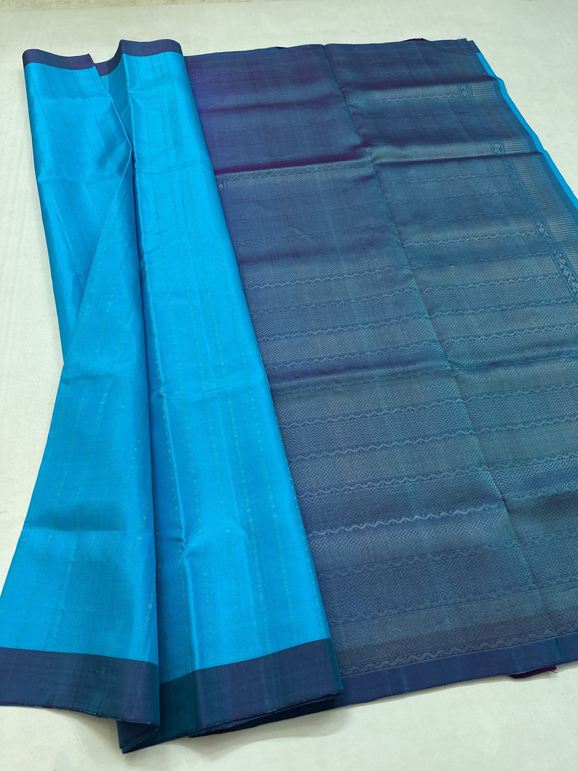 Beautiful Raindrop Design Handloom Soft Silk Saree - Image 2