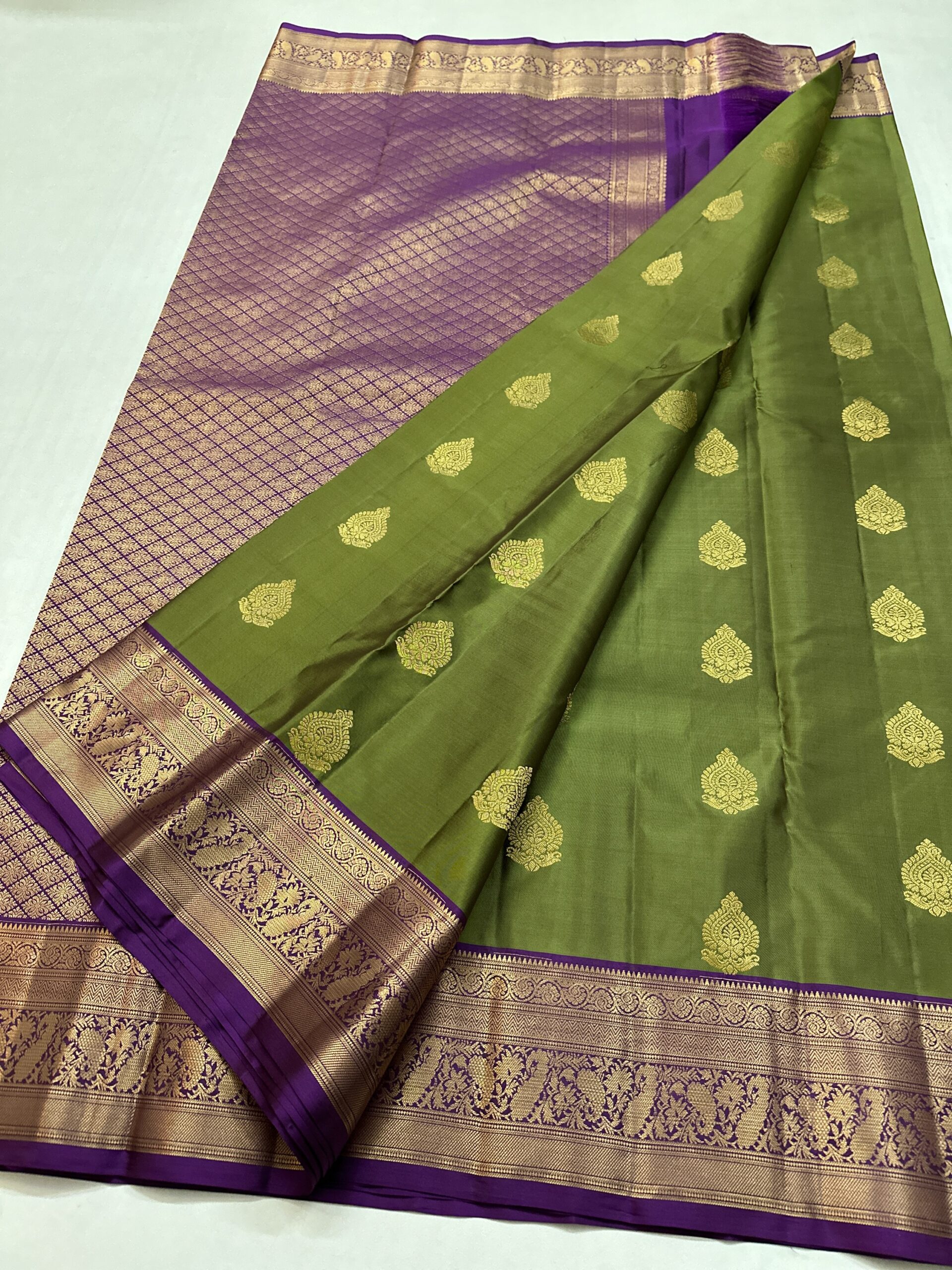Traditional Jacquard Border Soft Silk Saree - Image 3
