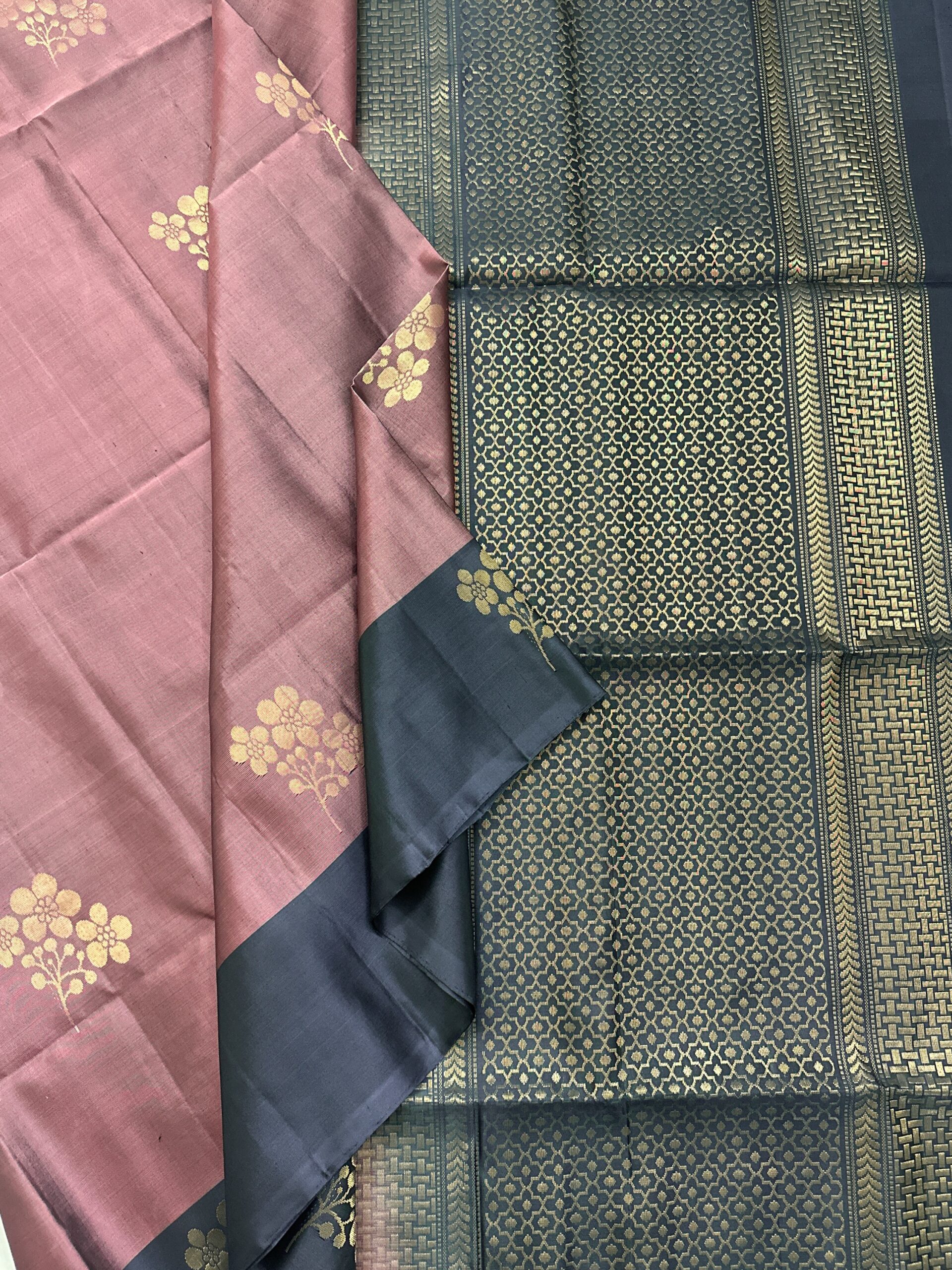 Handloom Pure Soft Silk Saree - Image 3