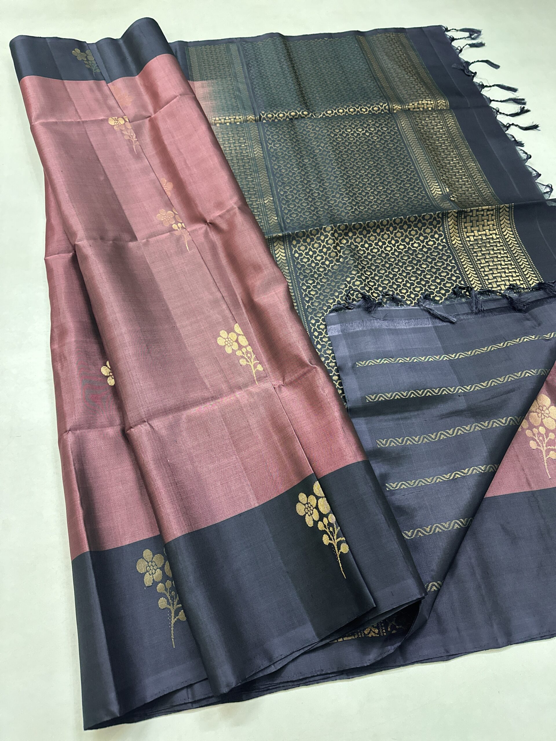 Handloom Pure Soft Silk Saree - Image 2